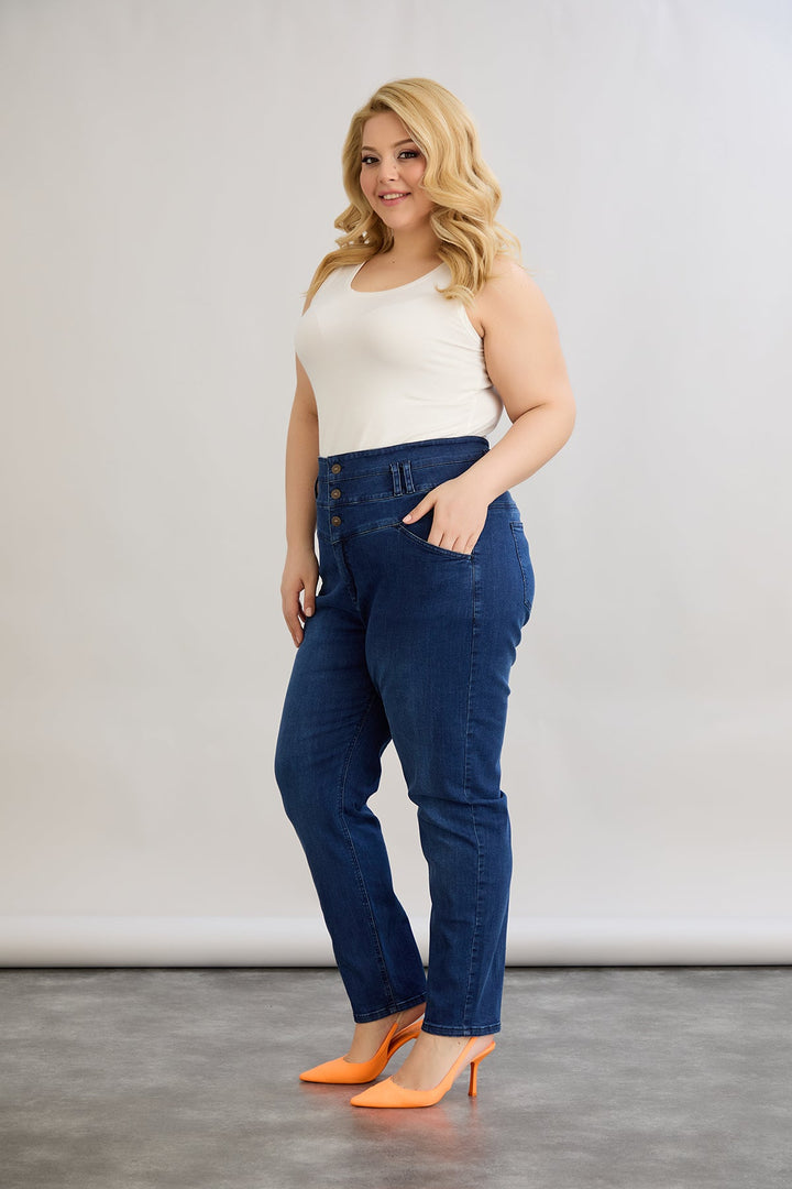 Elastične traperice visokog struka s gumbima.