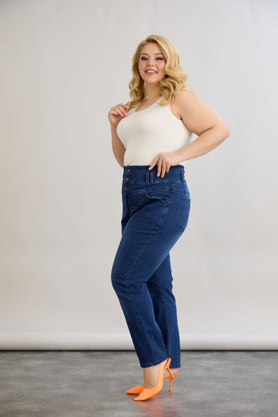 Elastične traperice visokog struka s gumbima.