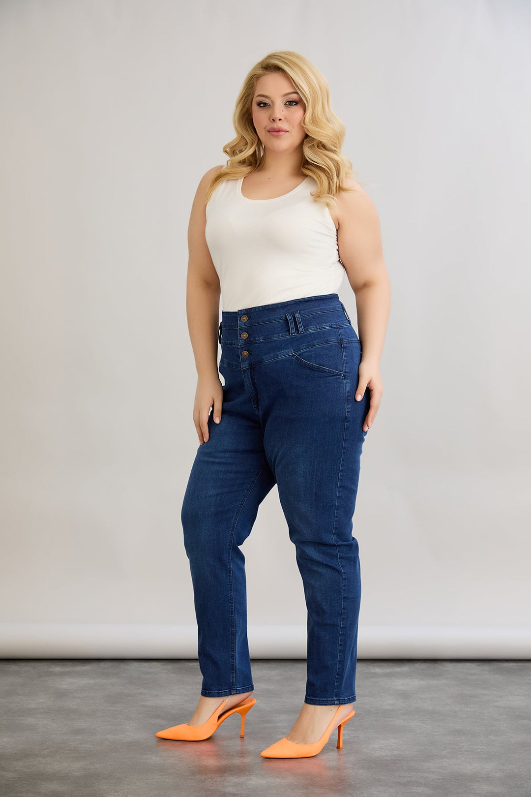 Elastične traperice visokog struka s gumbima.