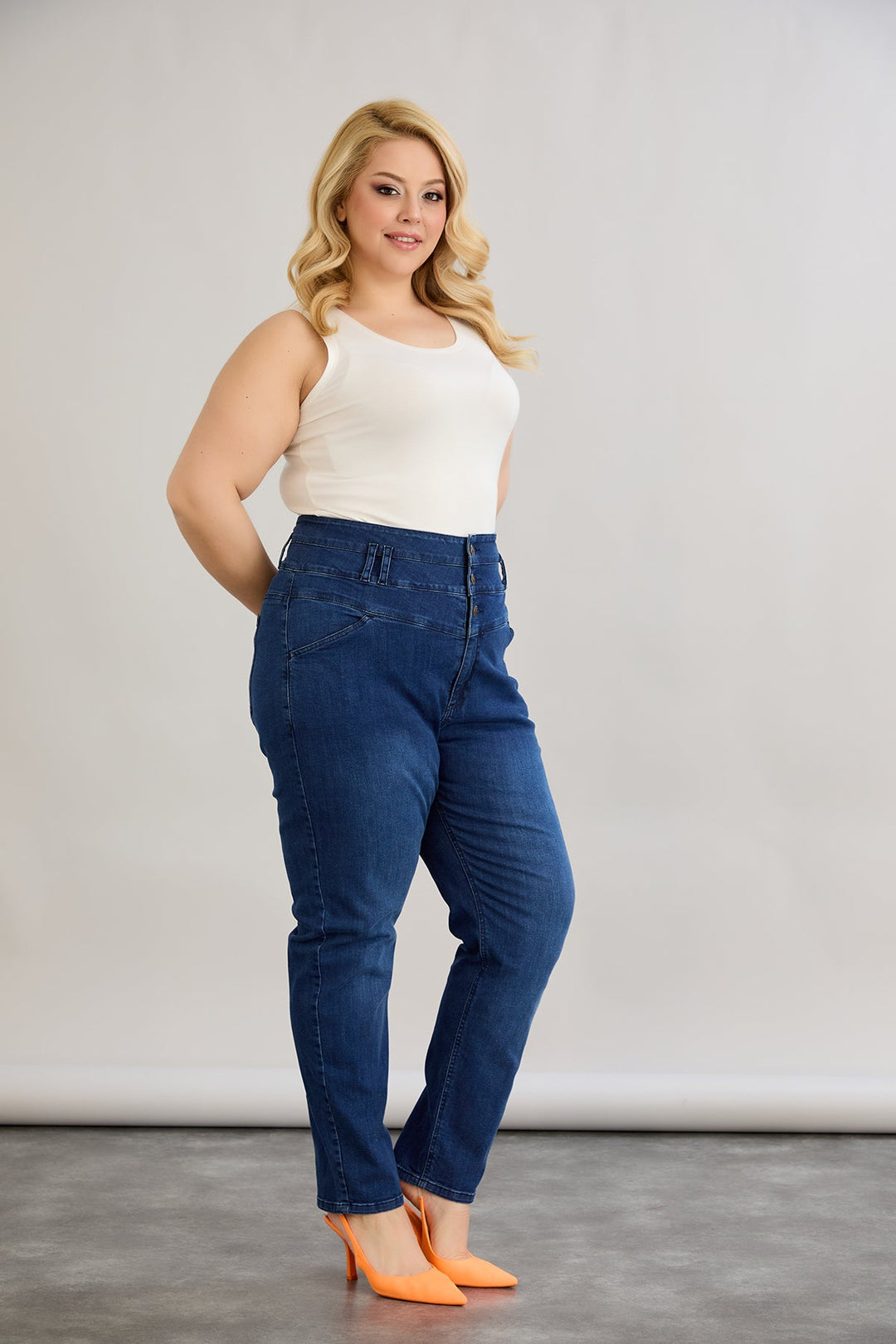 Elastične traperice visokog struka s gumbima.