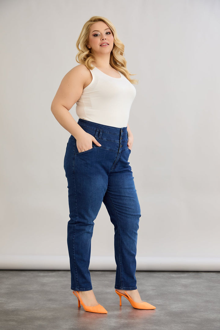 Elastične traperice visokog struka s gumbima.