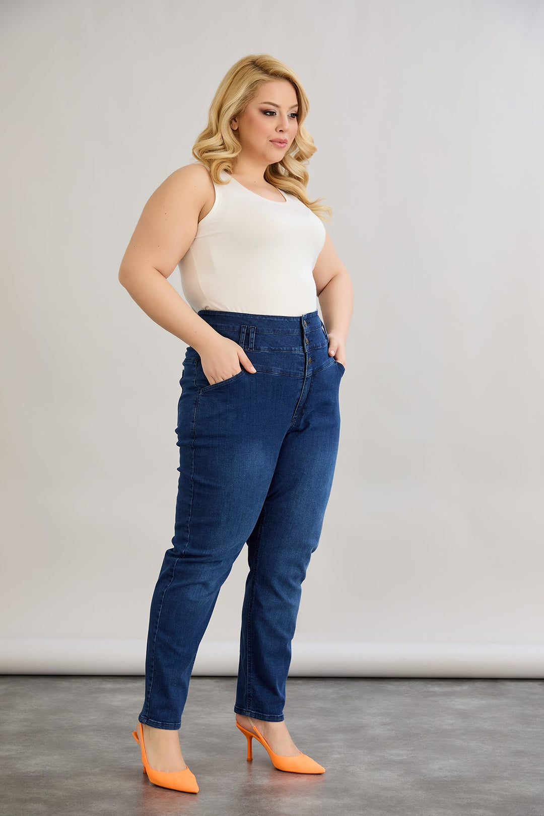 Elastične traperice visokog struka s gumbima.