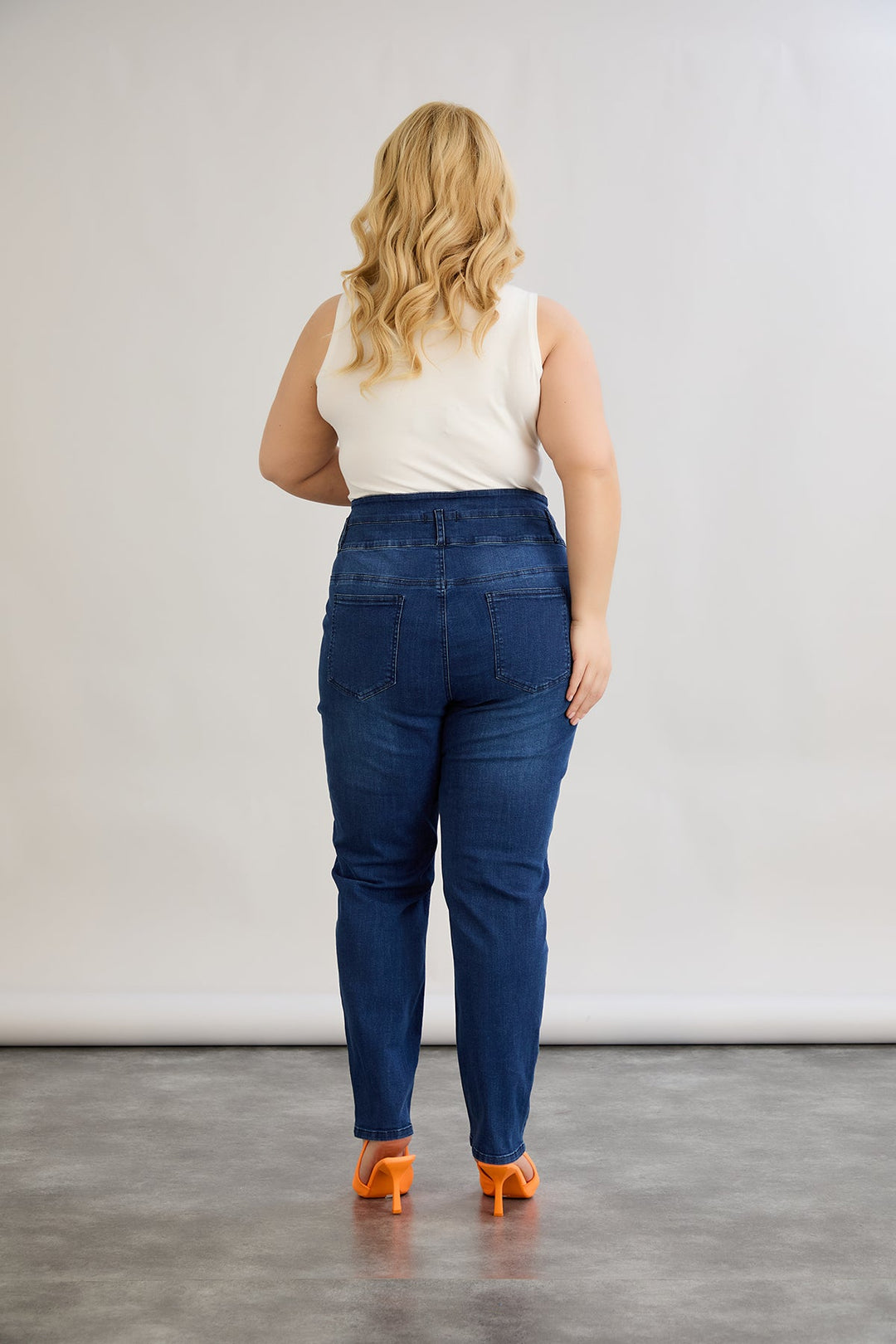 Elastične traperice visokog struka s gumbima.