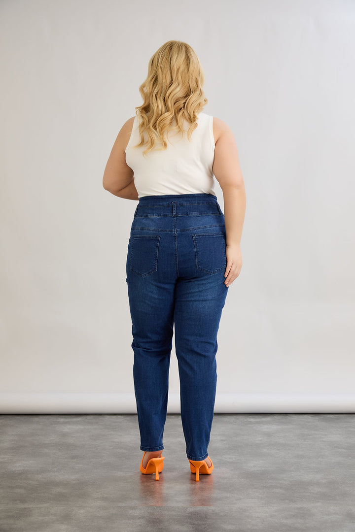 Elastične traperice visokog struka s gumbima.