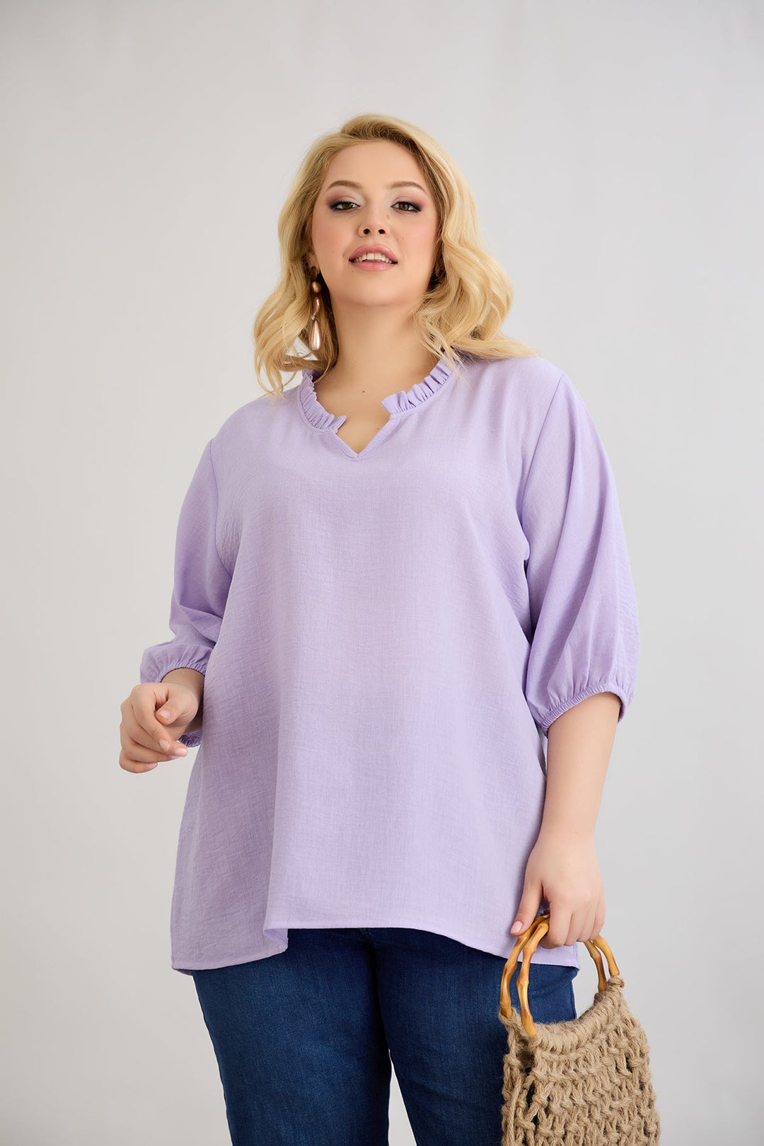 Bluzica s volanom na izrezu i 3/4 rukavima