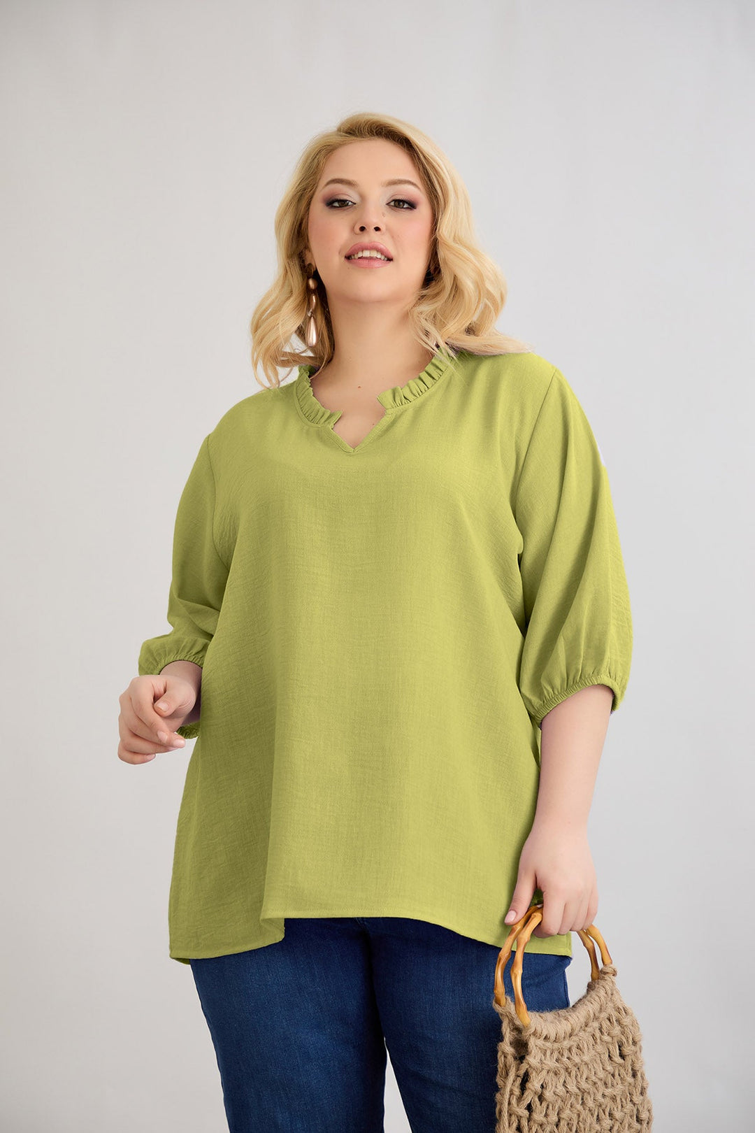Bluzica s volanom na izrezu i 3/4 rukavima - Pistacija