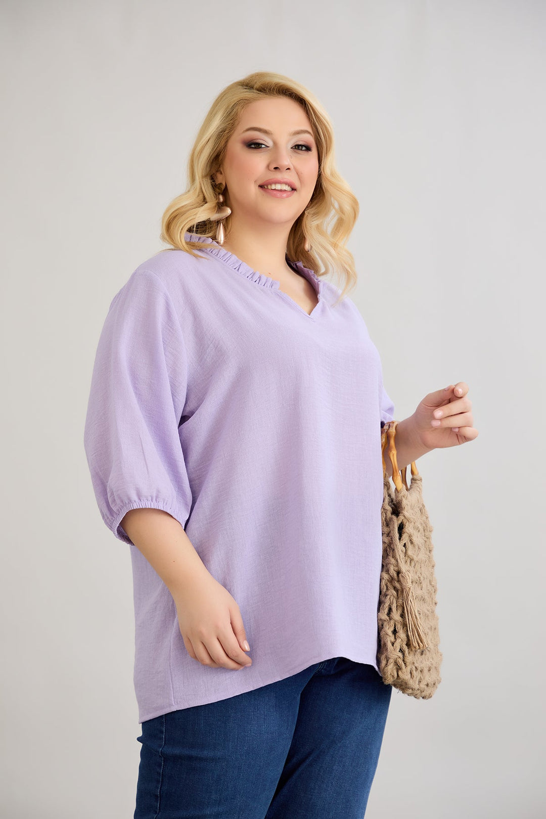 Bluzica s volanom na izrezu i 3/4 rukavima