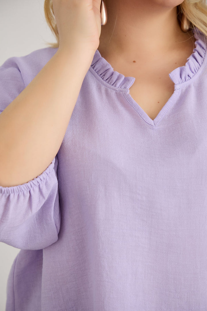 Bluzica s volanom na izrezu i 3/4 rukavima