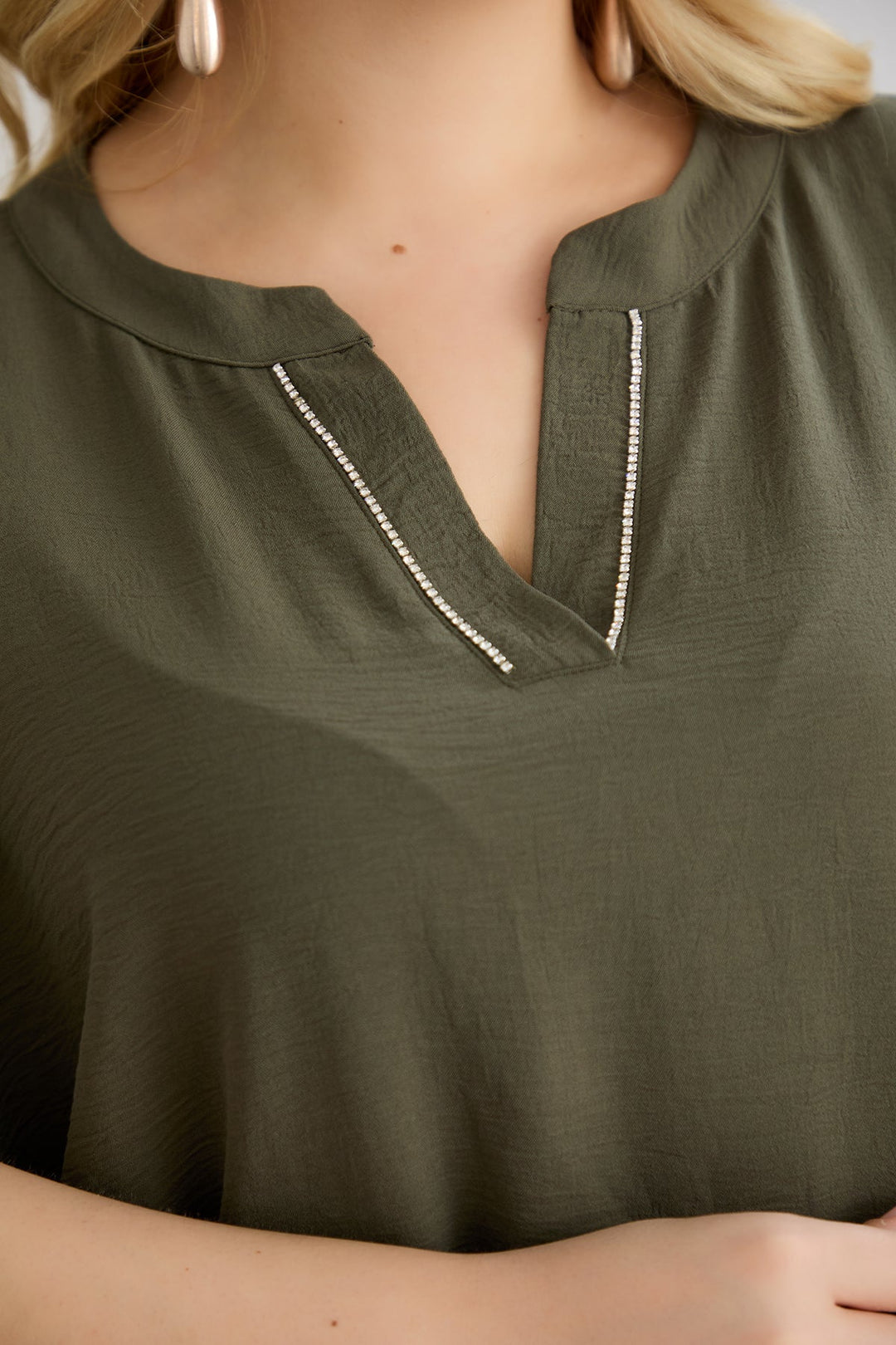 Bluzica s V-izrezom s nježnim kamenčićima - kaki