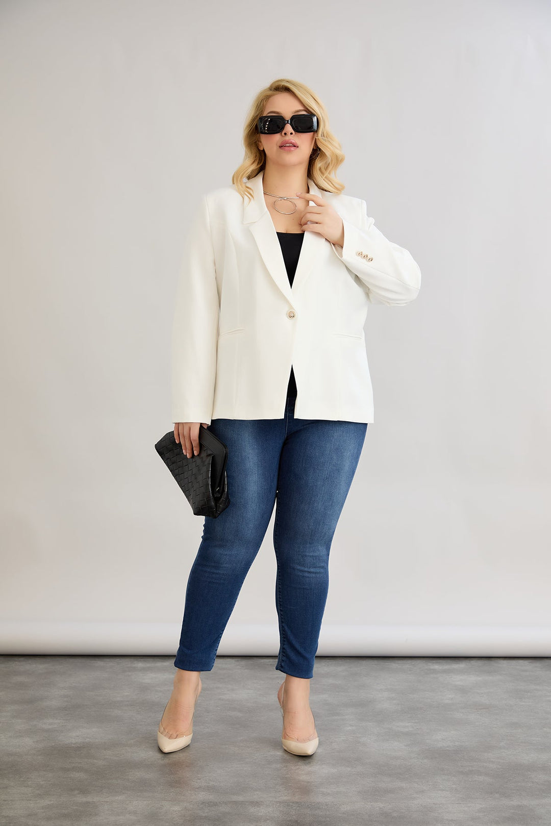 Elegantan i moderan sako s podstavom – bijeli velikih veličina.