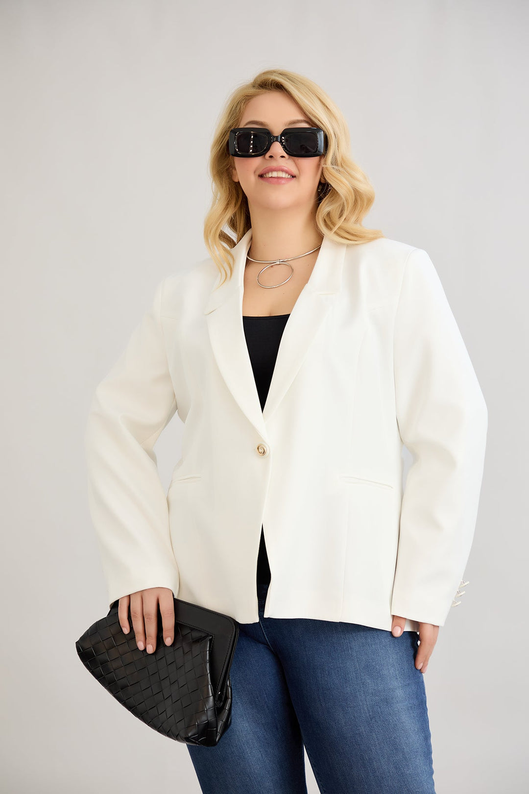 Elegantan i moderan sako s podstavom – bijeli velikih veličina.