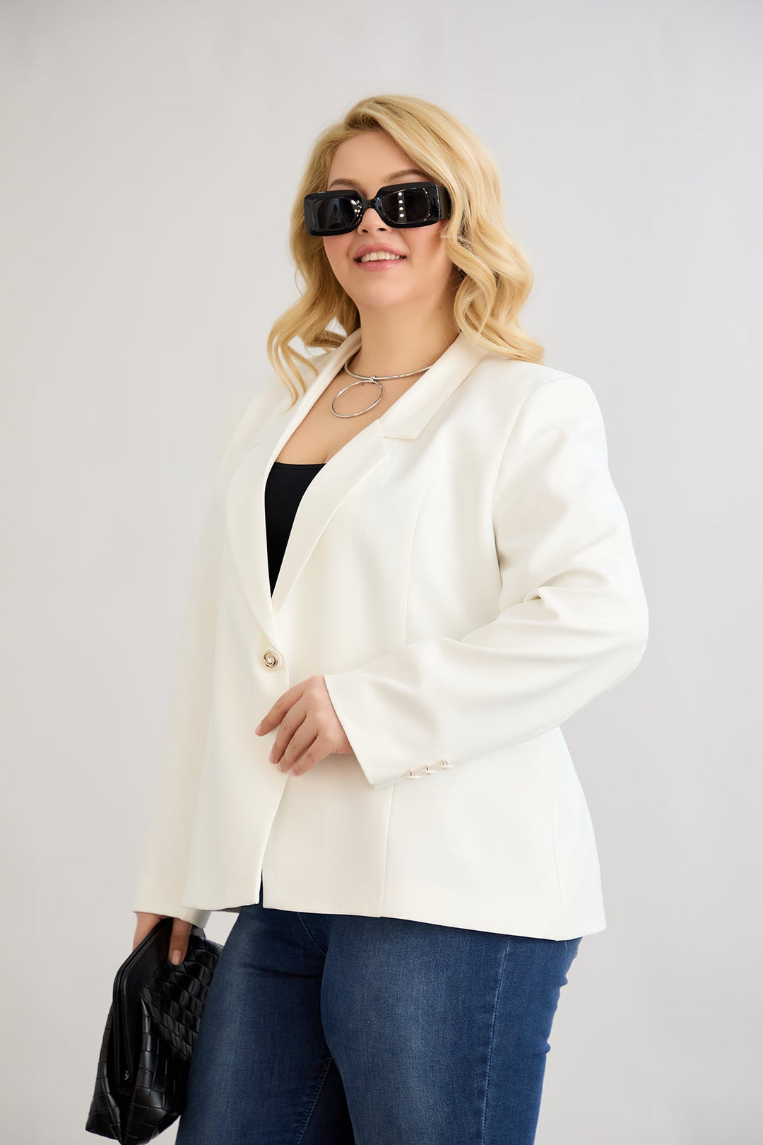 Elegantan i moderan sako s podstavom – bijeli velikih veličina.