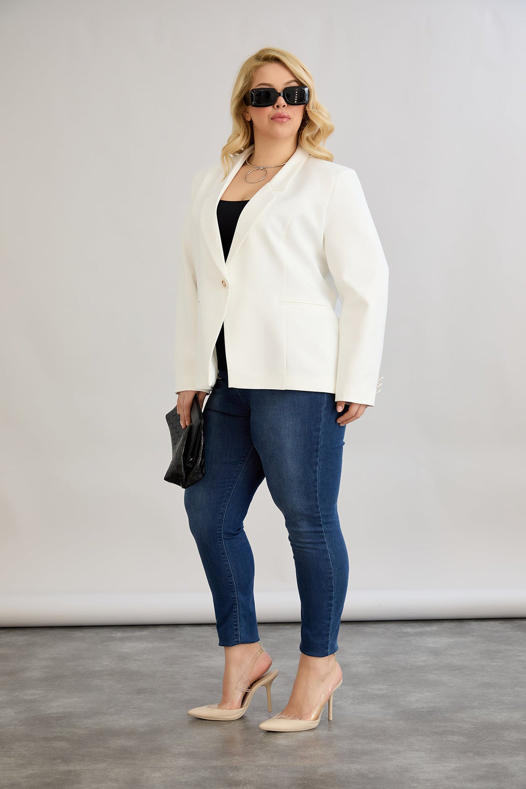 Elegantan i moderan sako s podstavom – bijeli velikih veličina.