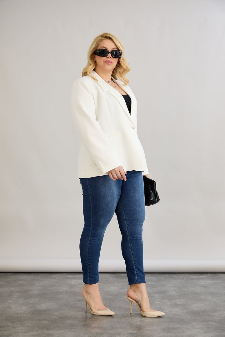 Elegantan i moderan sako s podstavom – bijeli velikih veličina.