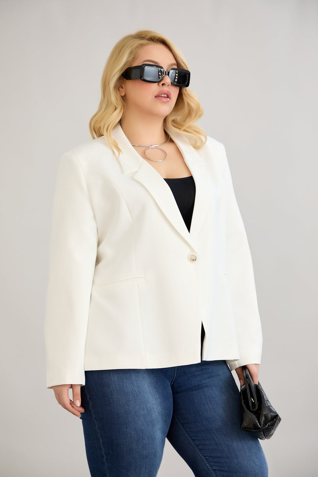 Elegantan i moderan sako s podstavom – bijeli velikih veličina.