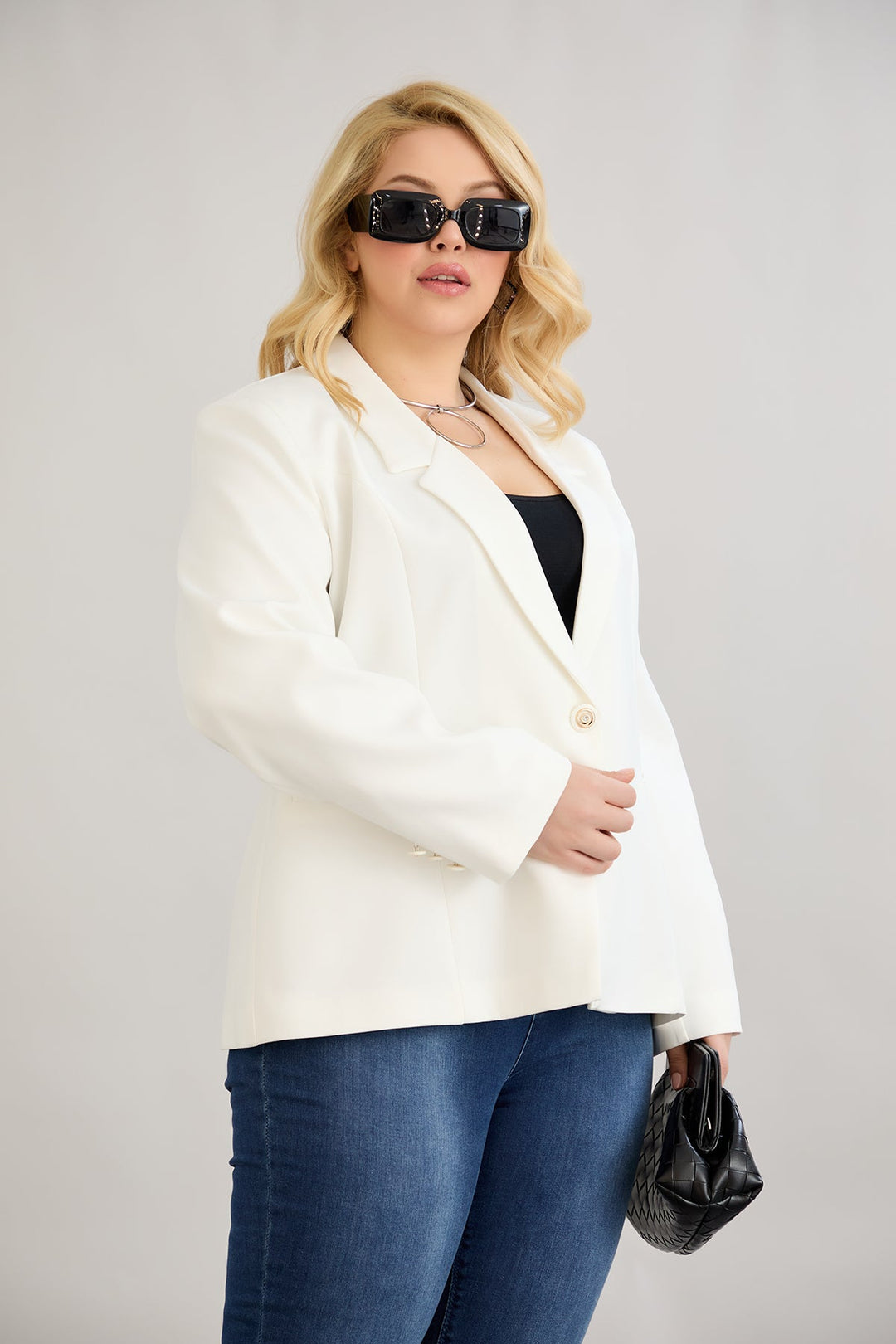 Elegantan i moderan sako s podstavom – bijeli velikih veličina.