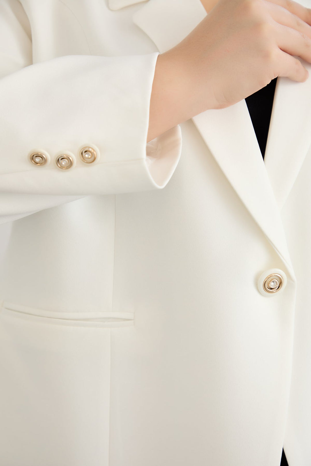 Elegantan i moderan sako s podstavom – bijeli velikih veličina.