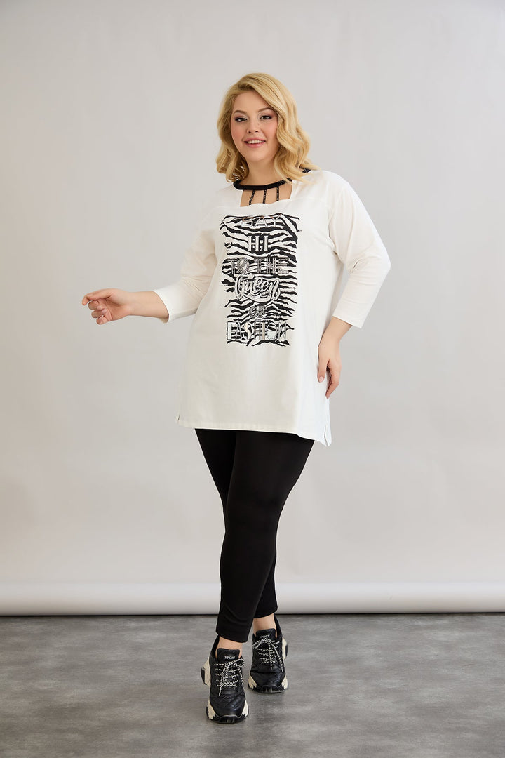 Pamuk tunika s atraktivnim dekolteom ukrašenim kamenčićima.