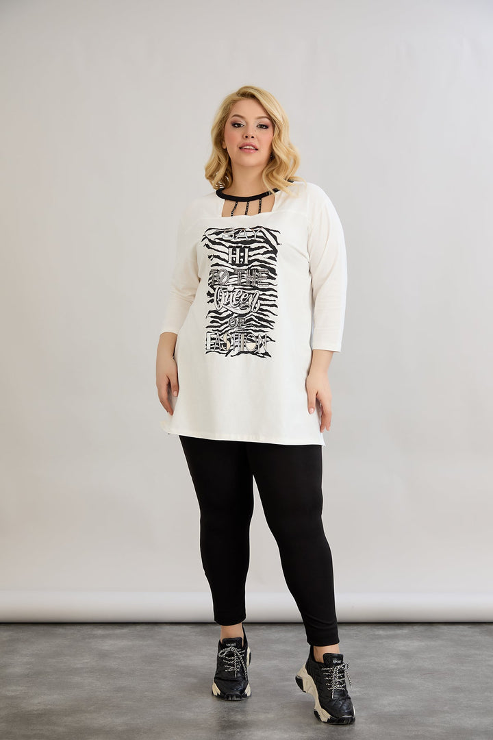 Pamuk tunika s atraktivnim dekolteom ukrašenim kamenčićima.