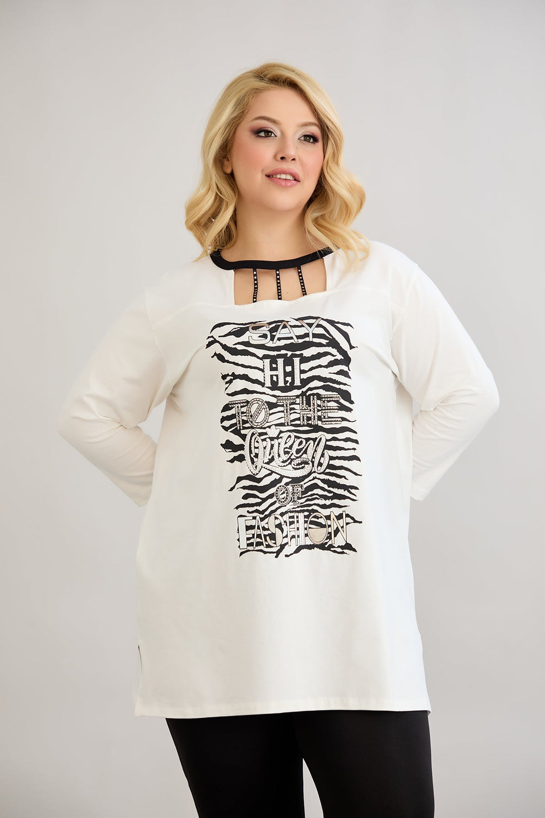 Pamuk tunika s atraktivnim dekolteom ukrašenim kamenčićima.