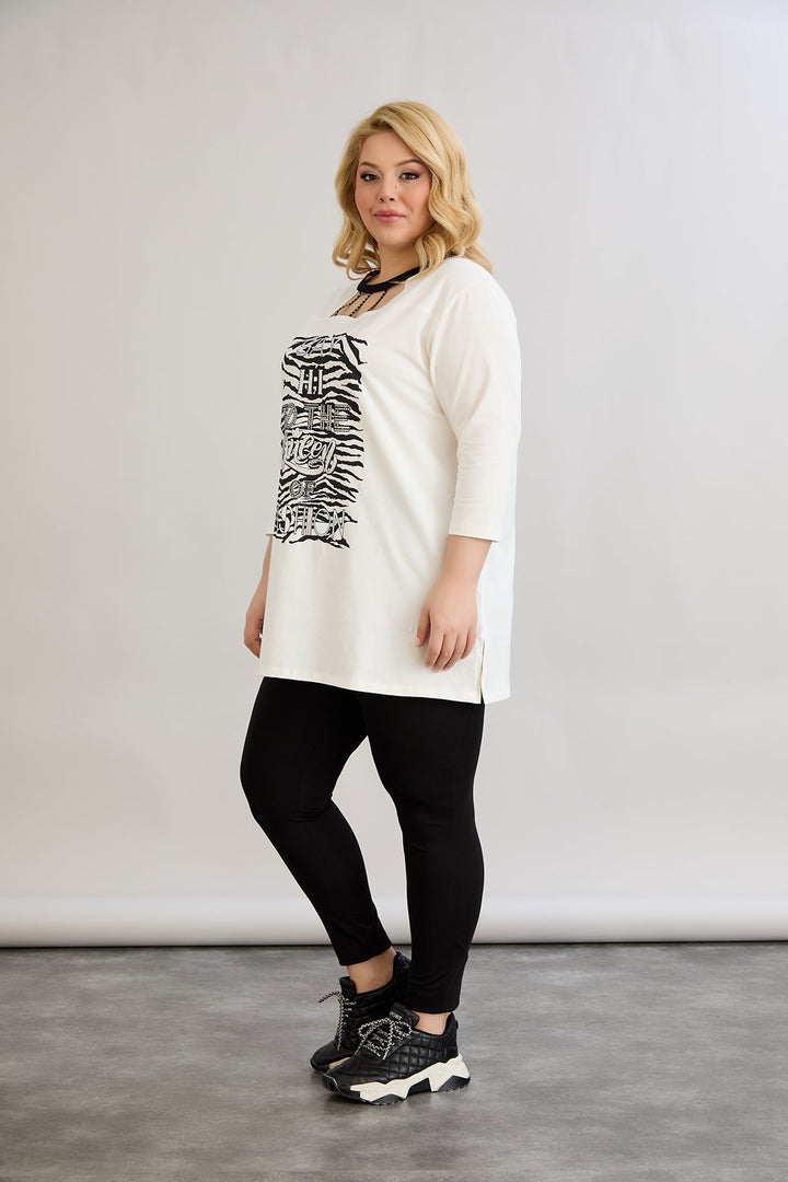 Pamuk tunika s atraktivnim dekolteom ukrašenim kamenčićima.