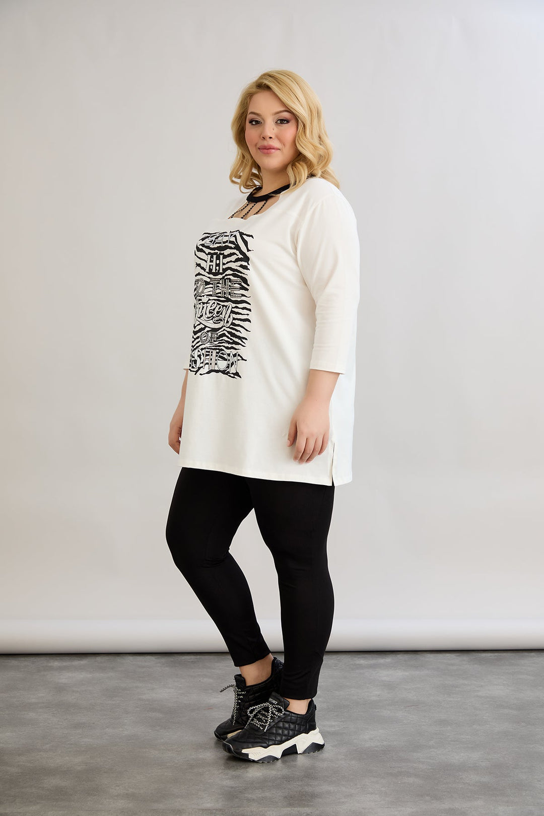 Pamuk tunika s atraktivnim dekolteom ukrašenim kamenčićima.