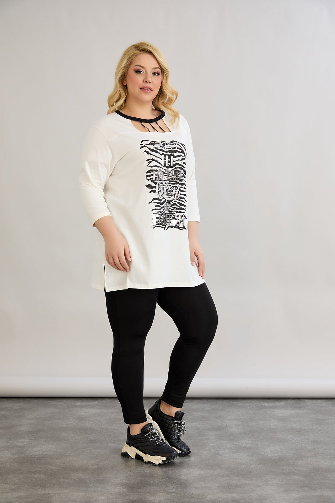 Pamuk tunika s atraktivnim dekolteom ukrašenim kamenčićima.