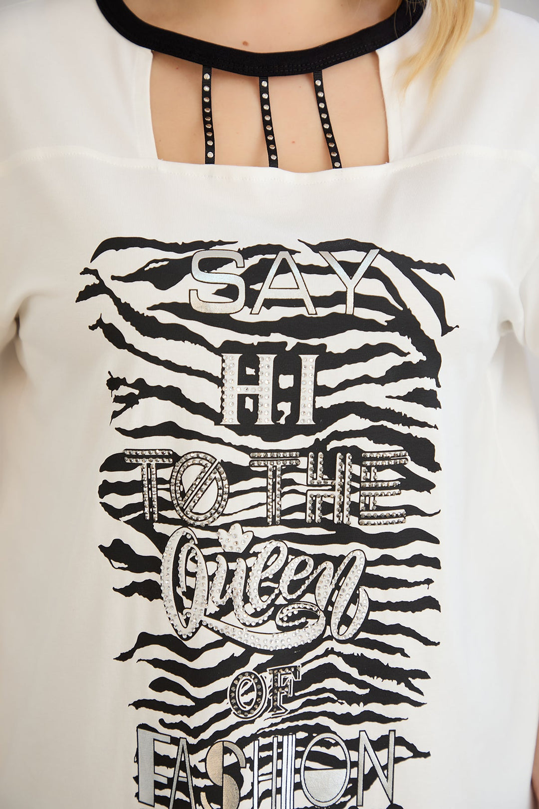 Pamuk tunika s atraktivnim dekolteom ukrašenim kamenčićima.