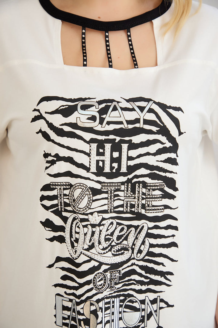 Pamuk tunika s atraktivnim dekolteom ukrašenim kamenčićima.