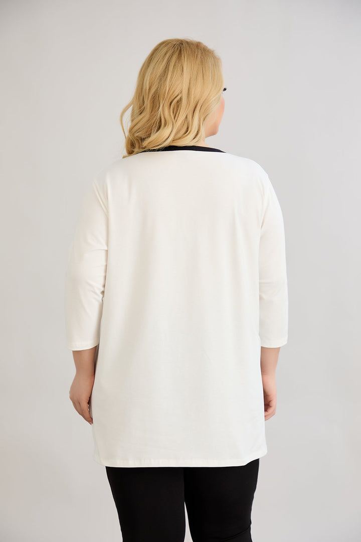 Pamuk tunika s atraktivnim dekolteom ukrašenim kamenčićima.