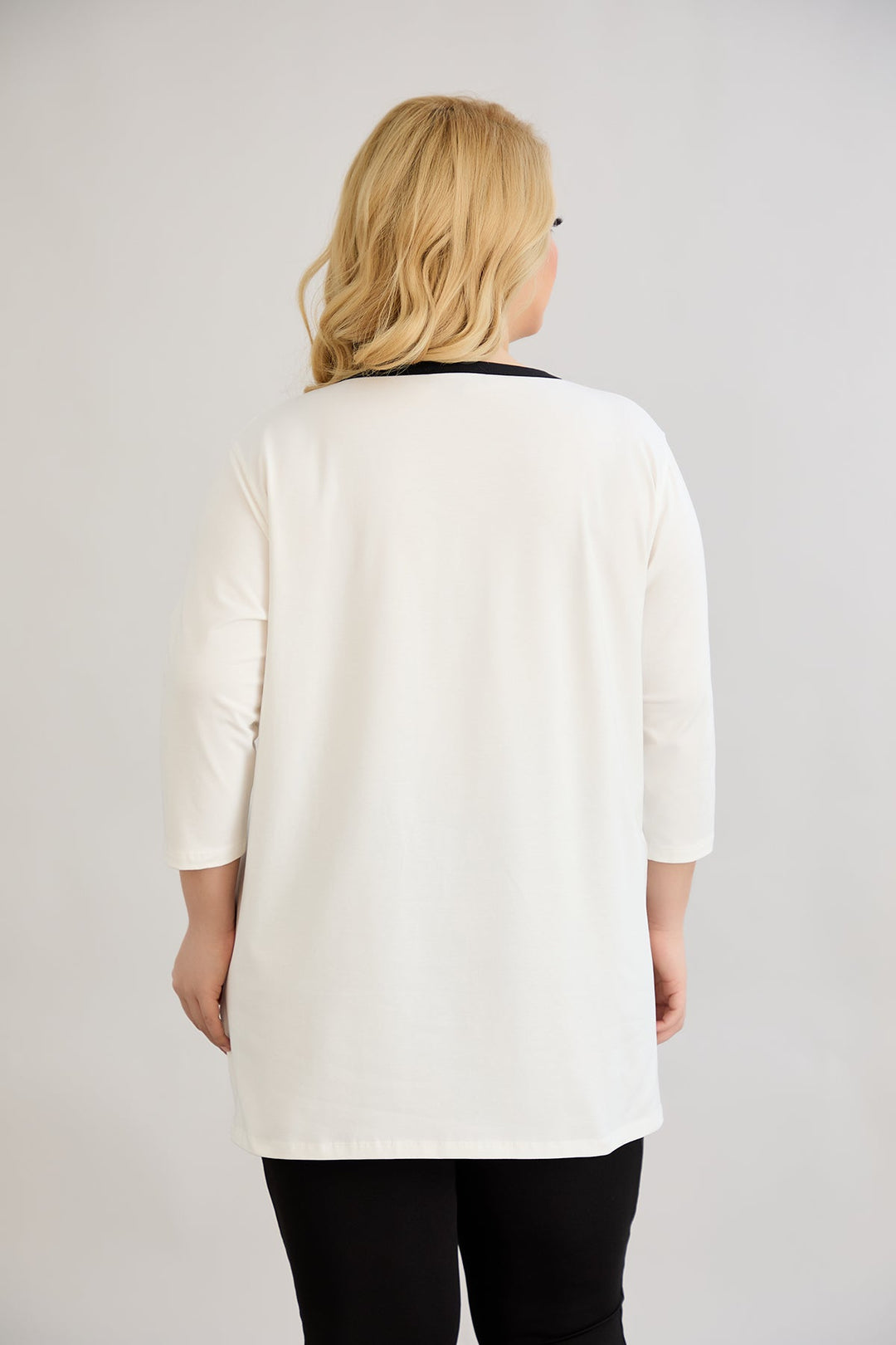 Pamuk tunika s atraktivnim dekolteom ukrašenim kamenčićima.