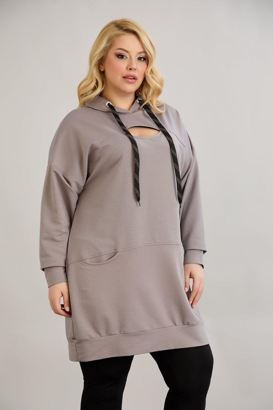 Duga sportska bluza s izrezom na dekolteu, dostupna u velikim veličinama.