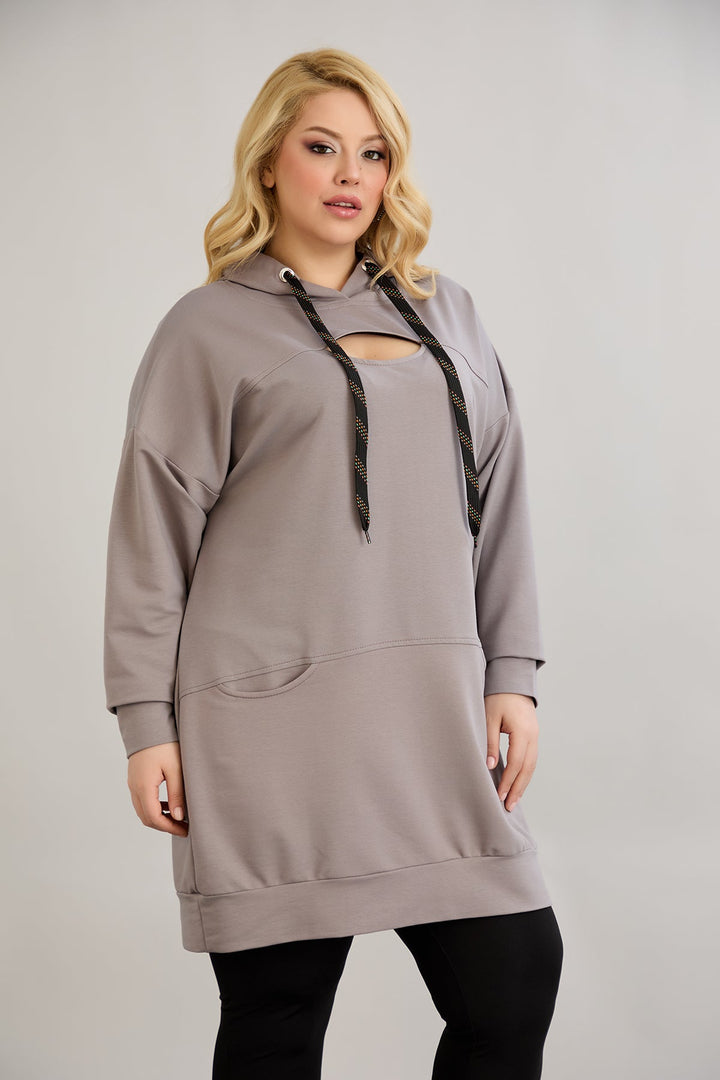 Duga sportska bluza s izrezom na dekolteu, dostupna u velikim veličinama.