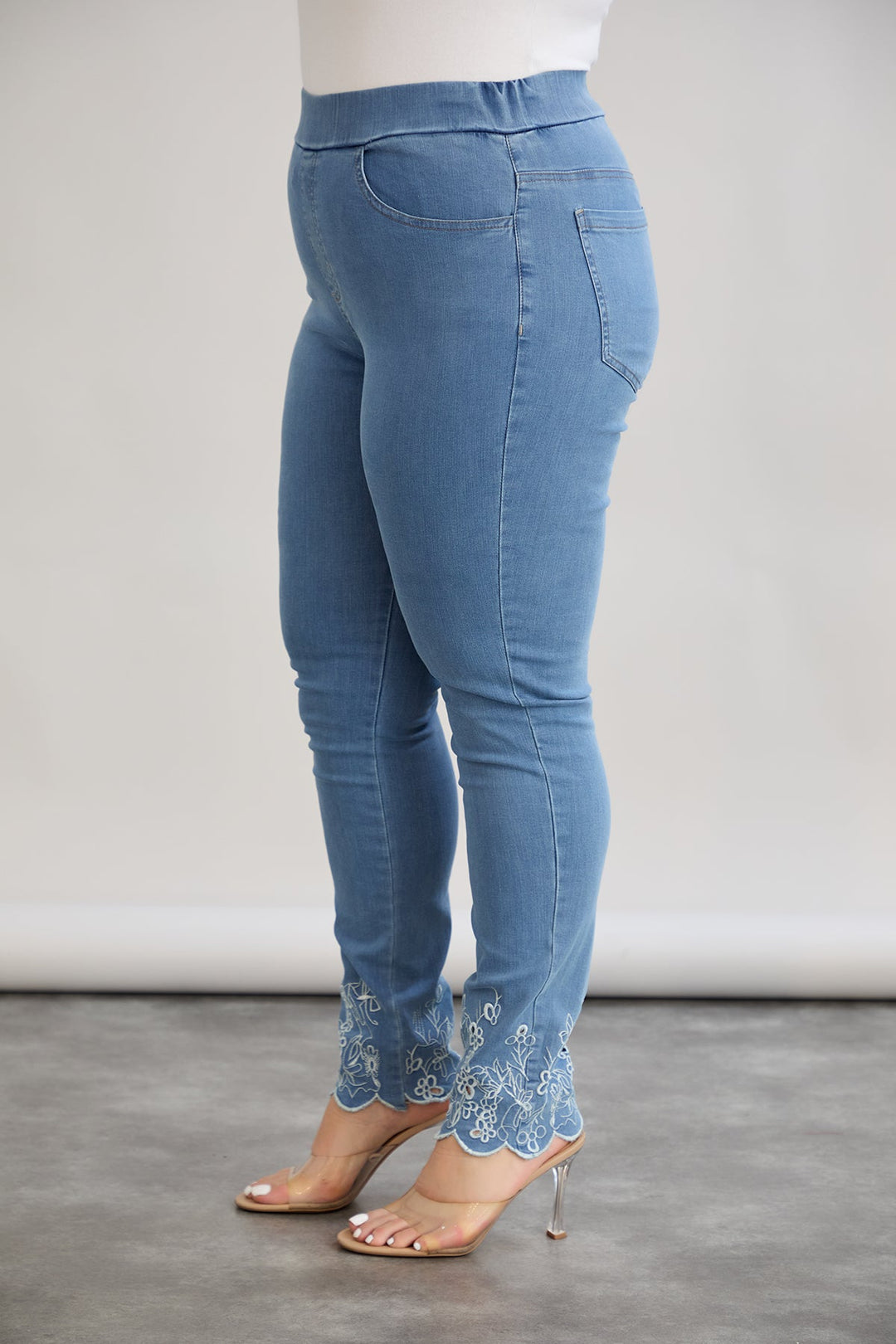 Traperice s elastičnim pojasom i cvjetnim vezom