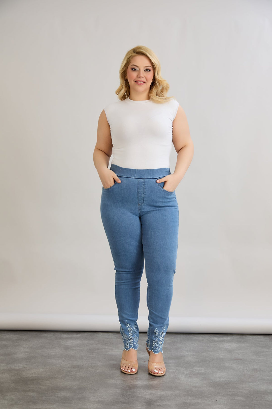 Traperice s elastičnim pojasom i cvjetnim vezom