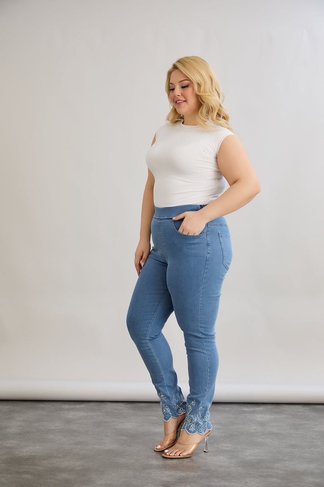 Traperice s elastičnim pojasom i cvjetnim vezom