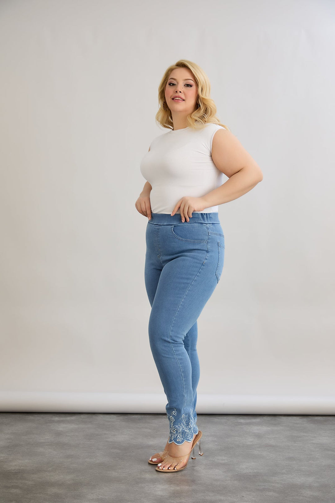 Traperice s elastičnim pojasom i cvjetnim vezom