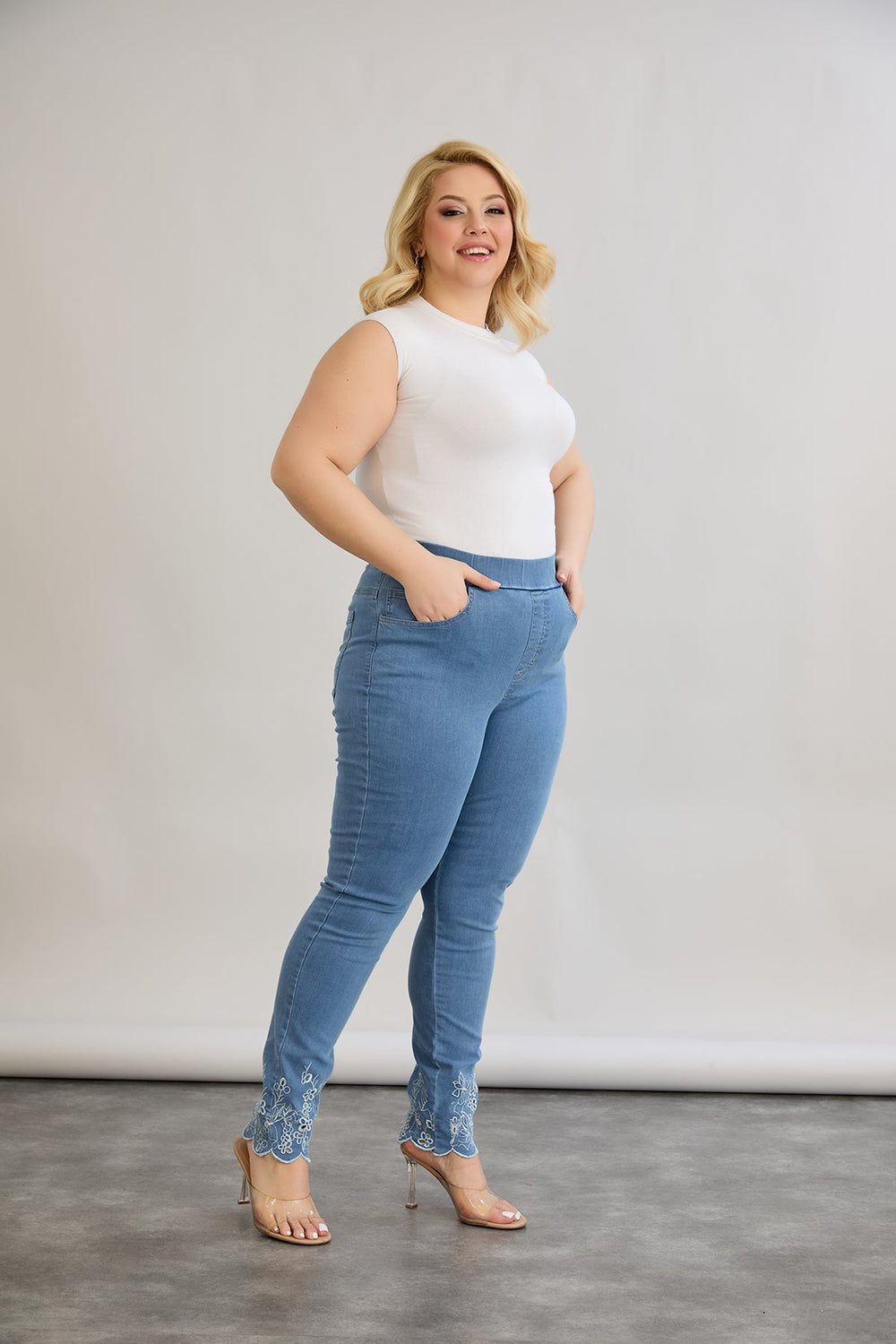 Maksi traperice s nježnom cvjetnom izvezenom vašom.