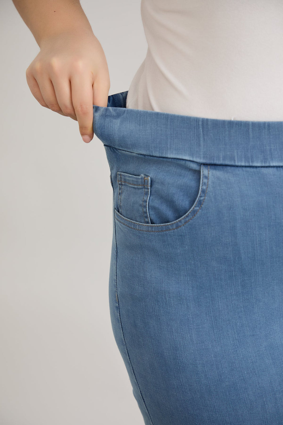 Traperice s elastičnim pojasom i cvjetnim vezom