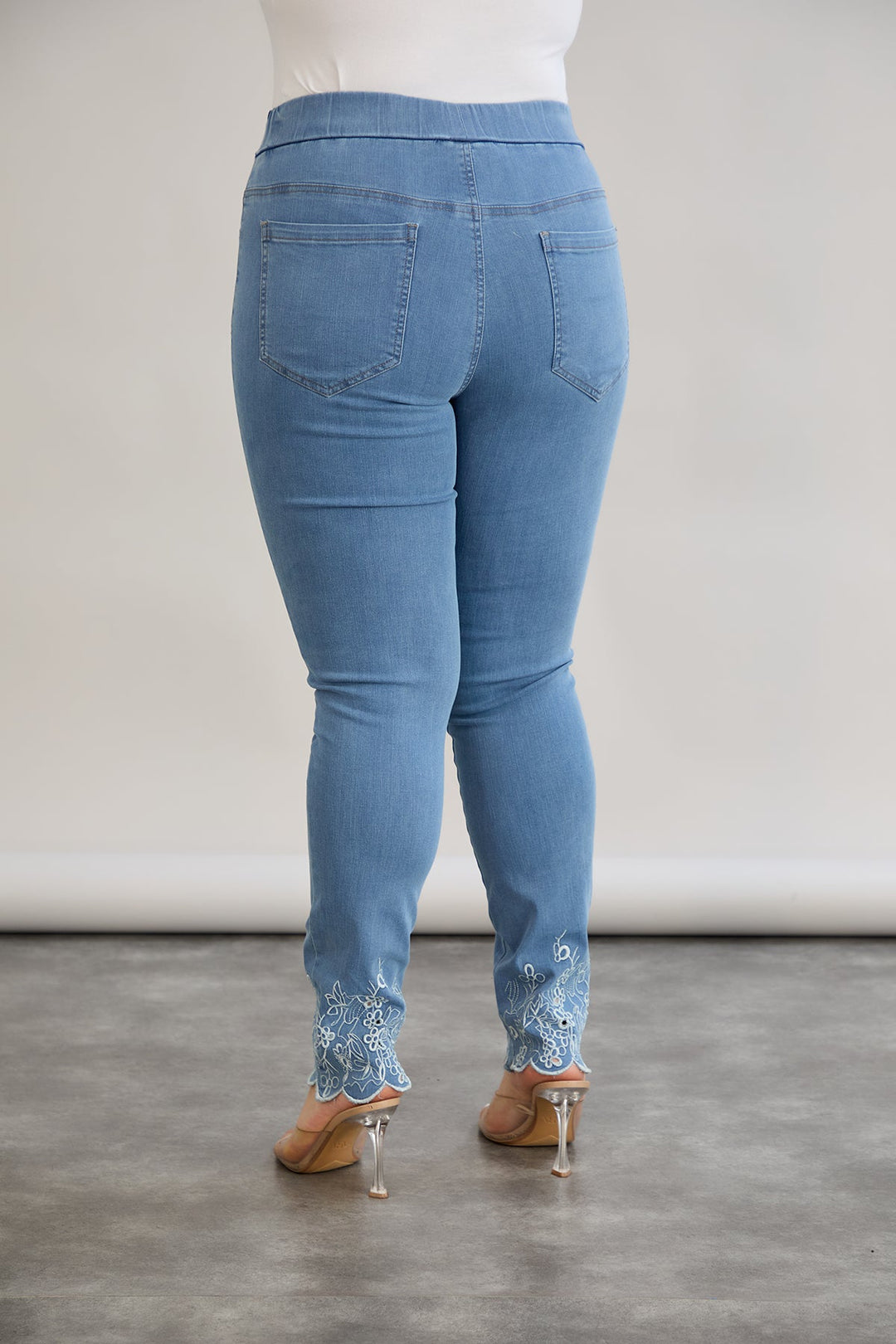 Traperice s elastičnim pojasom i cvjetnim vezom