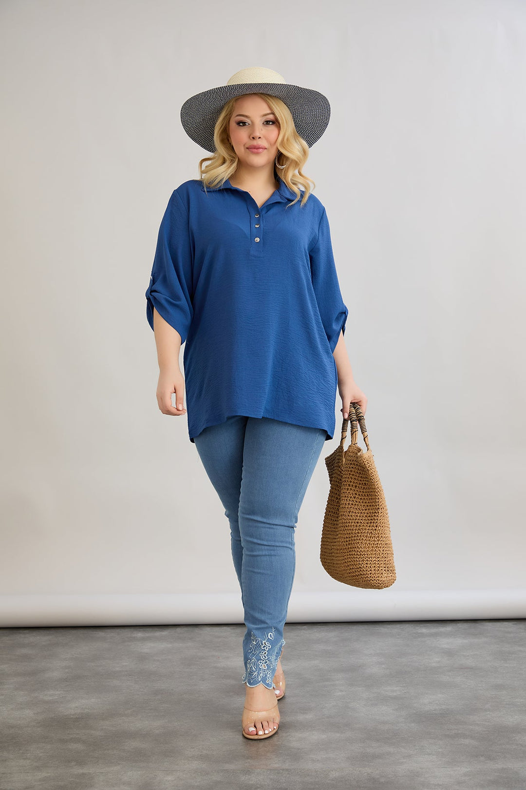 Traperice s elastičnim pojasom i cvjetnim vezom