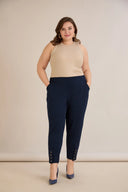 Elastične ženske hlače s gumbima u tamno plavoj boji