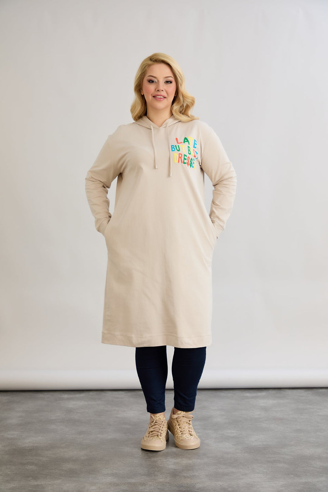 Pamučna tunika-haljina s natpisom "Kasno, ali najbolje odjevena" - Ecru