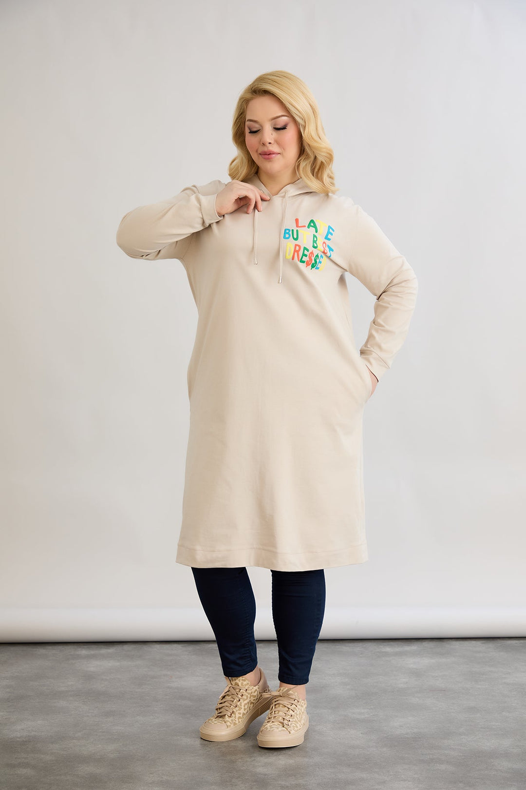 Pamučna tunika-haljina s natpisom "Kasno, ali najbolje odjevena" - Ecru