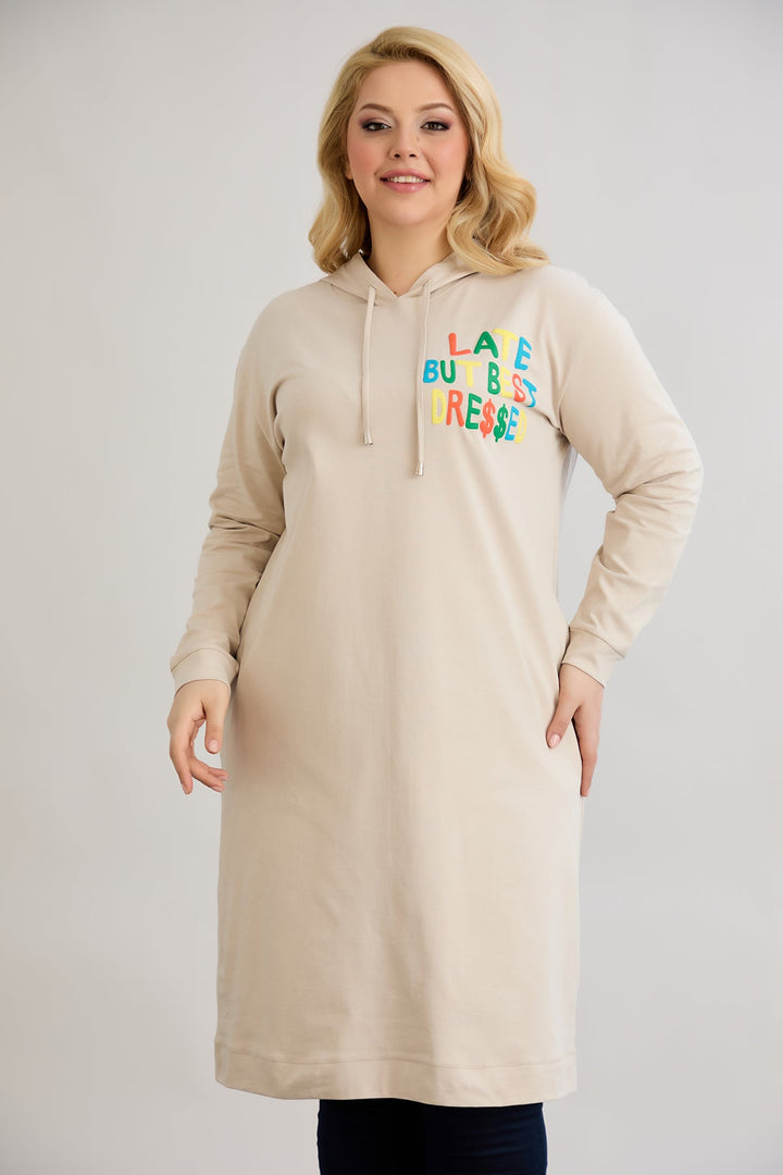 Pamučna tunika-haljina s natpisom "Kasno, ali najbolje odjevena" - Ecru