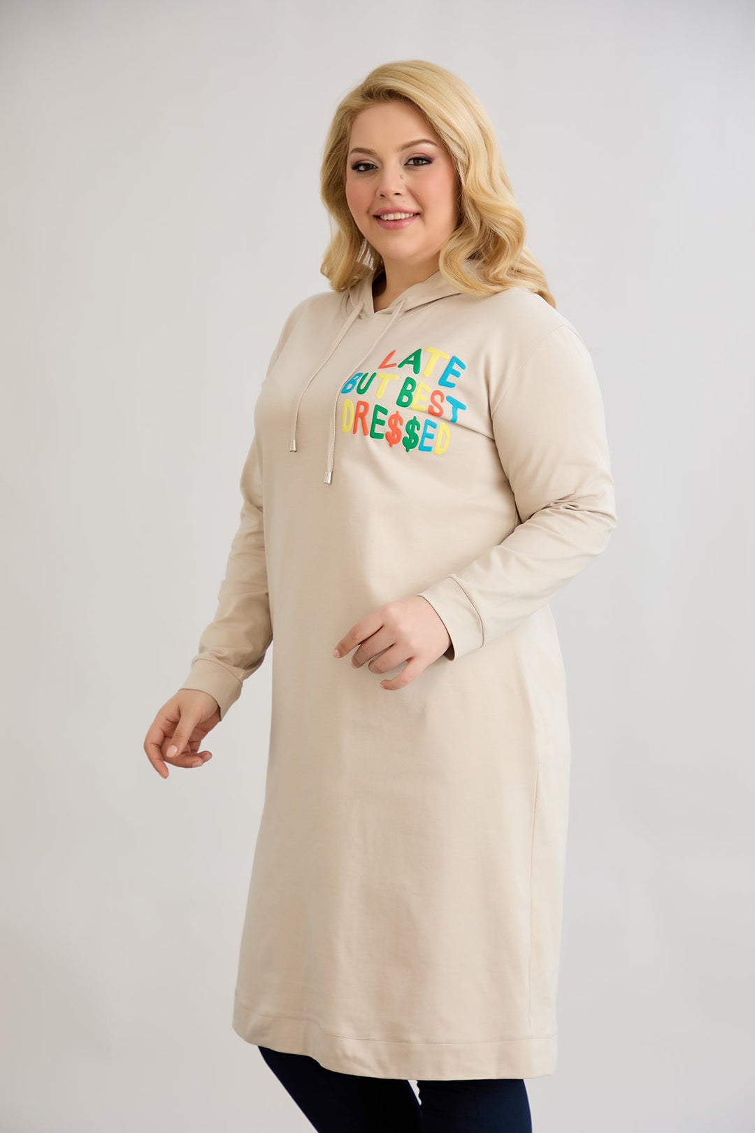 Pamučna tunika-haljina s natpisom "Kasno, ali najbolje odjevena" - Ecru
