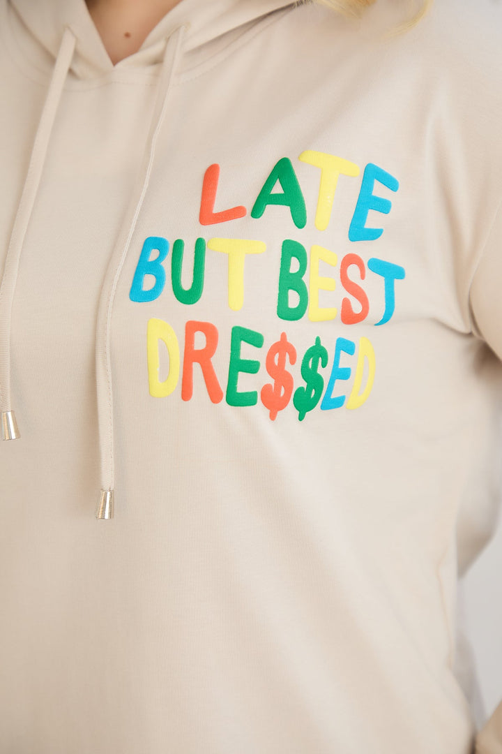 Pamučna tunika-haljina s natpisom "Kasno, ali najbolje odjevena" - Ecru