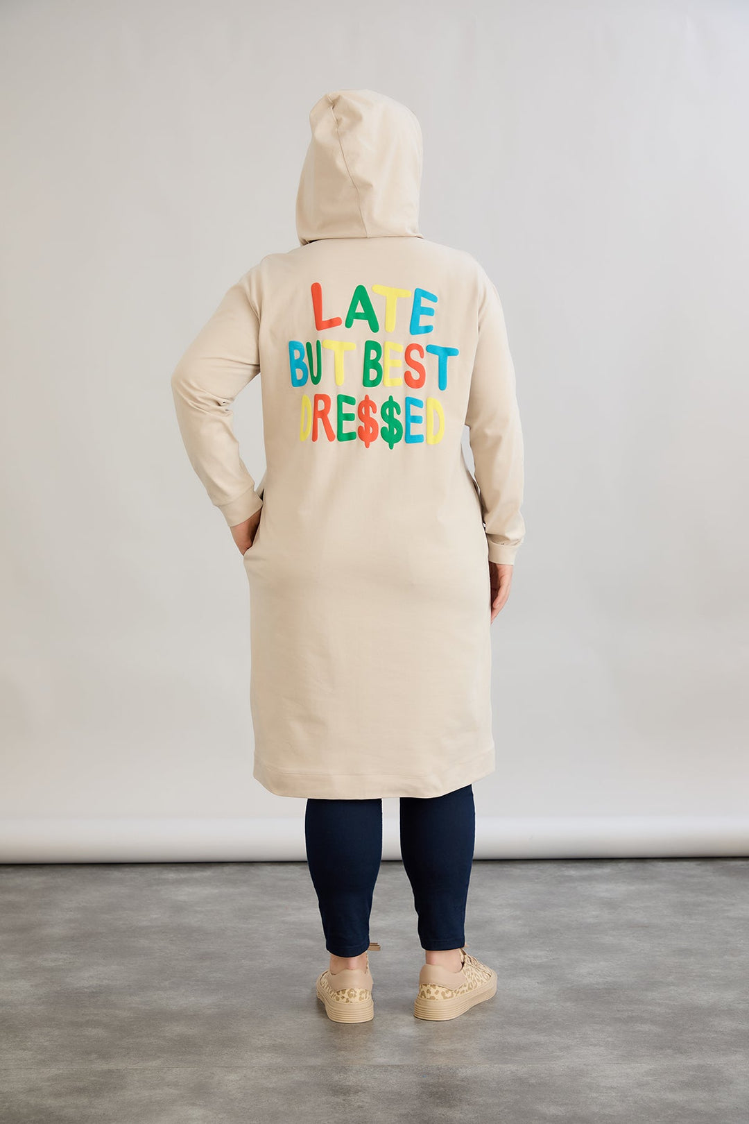 Pamučna tunika-haljina s natpisom "Kasno, ali najbolje odjevena" - Ecru