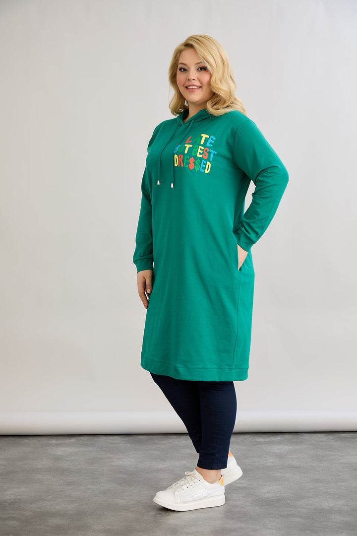 Pamučna tunika-haljina s natpisom "Kasnimo, ali smo najbolje obučeni" - Zelena