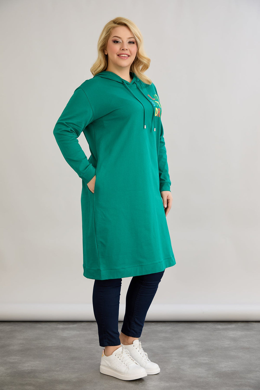 Pamučna tunika-haljina s natpisom "Kasnimo, ali smo najbolje obučeni" - Zelena